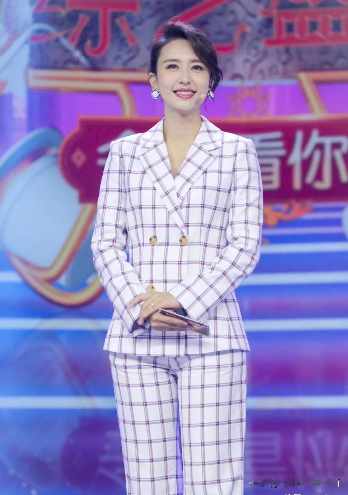 她是微胖女主持人里的天花板，气质很高雅，白皙的皮肤，立体的五官，还有那甜甜的笑容