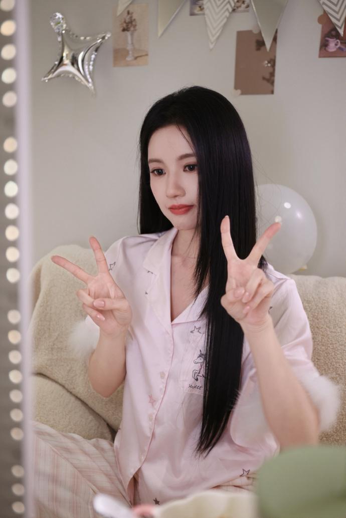 1.姚弛接下来就要准备新剧组的拍摄了，总算是有男主剧了，裤的古偶剧《公主》，搭档