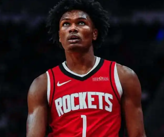 火箭的5锋线阵容缺个控锋，乌度卡的5锋线阵容很厉害的，但是阿门没有投射能力，有个