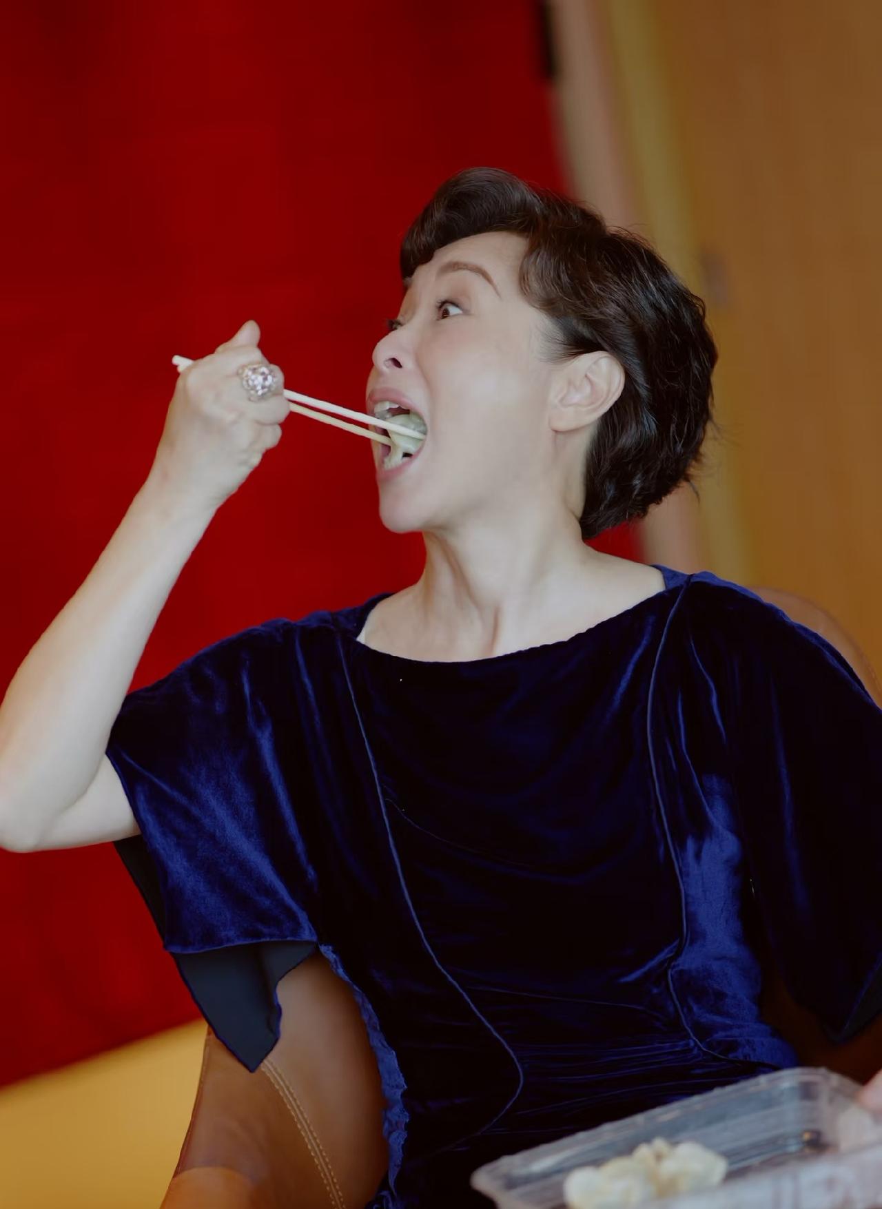 控制食欲，心态好就是显年轻。54岁吴越出生上海，父亲是书画家，从小就受书香气息