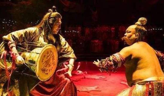 757年，安史之乱的“罪魁祸首”安禄山正在鼾睡，突然三个人闯入他的房间，合力杀了