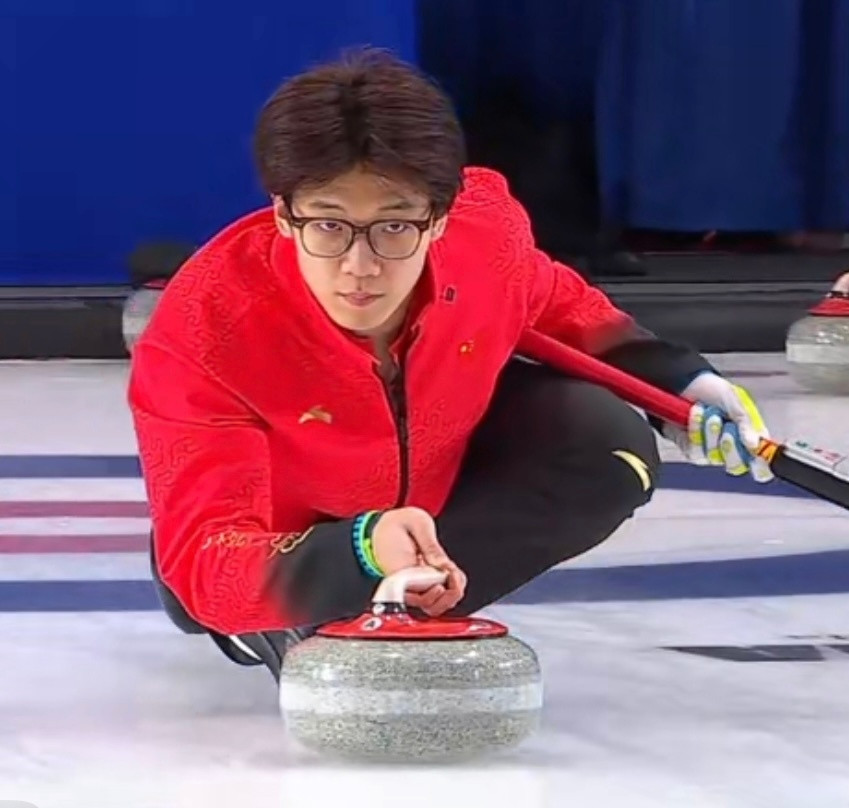 米兰冬奥会冰壶落选赛第一局韩国后手2分，中国队0-2落后。于森疑似嫌头发太碍事