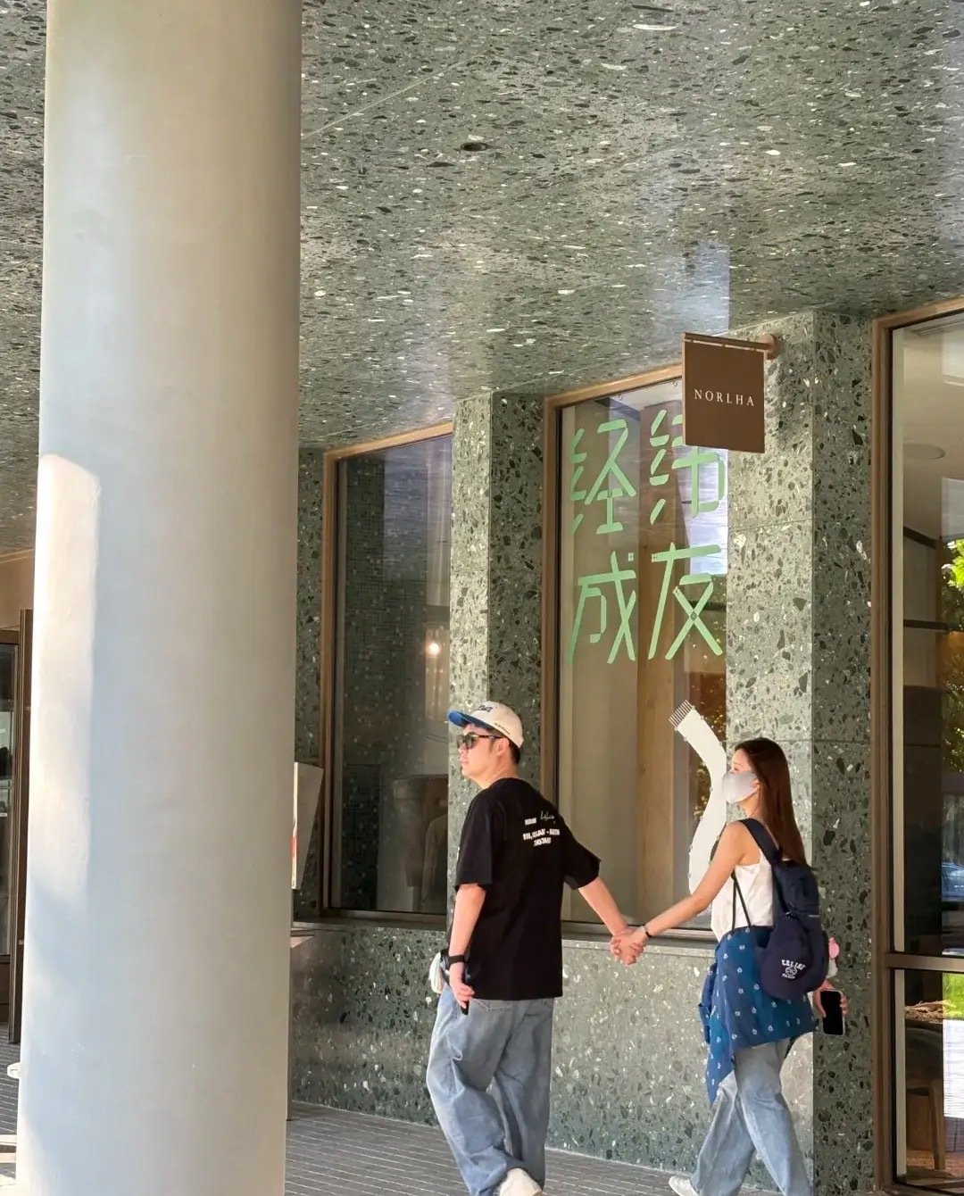 陈赫和老婆张子萱牵手散步阿那亚，两口子一直都很恩爱的呢。​