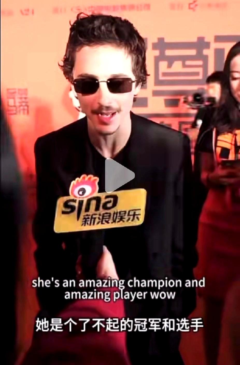 好莱坞顶流甜茶来京，第一份伴手礼是孙颖莎的海报。逛胡同小店时他一眼认出海报，