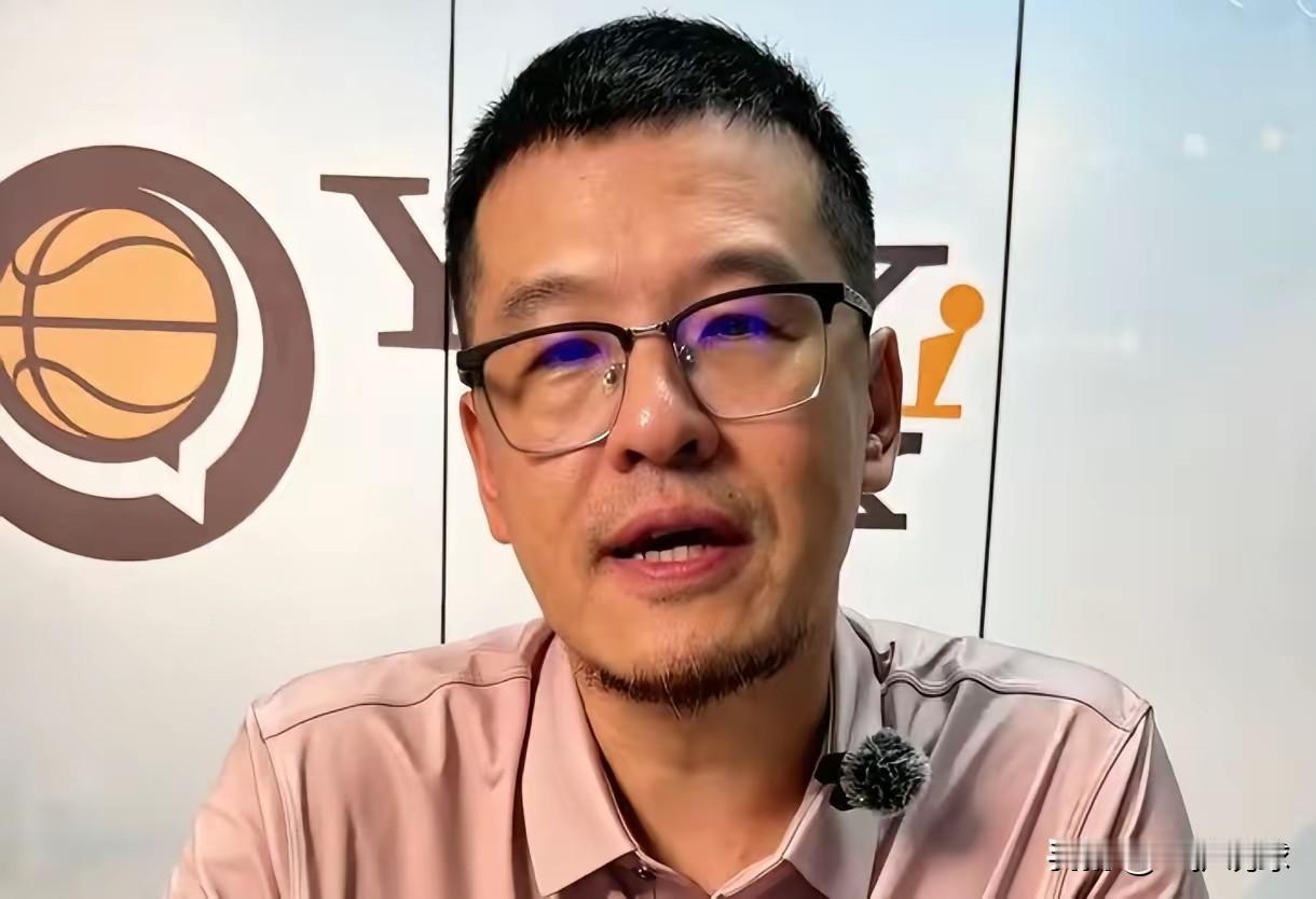 男篮热身赛又一团糟后，杨毅建议篮协炒掉郭士强，这距离他力挺郭士强更好过去一年。