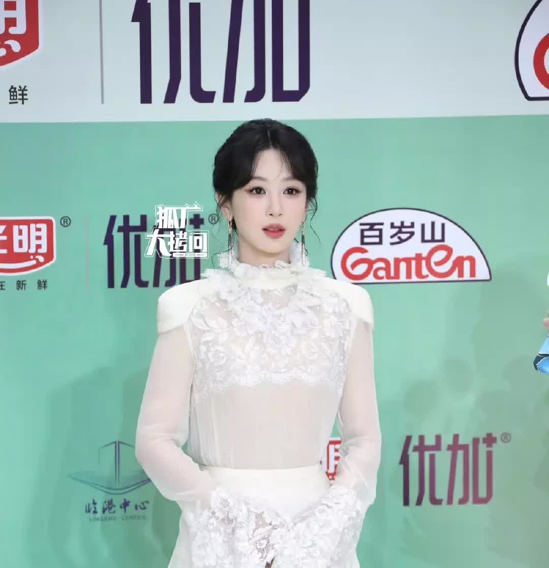 到底哪个才是杨紫的真生图对比图差距大的让人想笑……这对吗？图1是水印