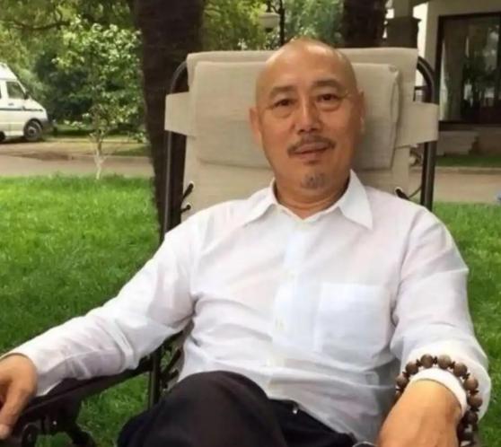 1991年，身价过亿的李诚儒,把糟糠之妻和6岁儿子赶出家，转身娶了年轻女朋友。谁