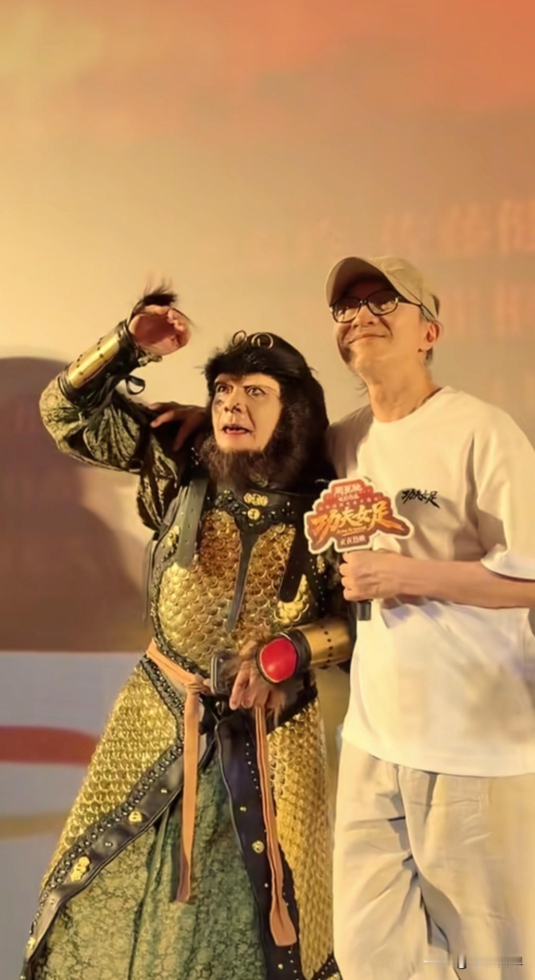 模仿星爷的粉丝以至尊宝金甲造型，终于在《功夫女足》路演见到偶像周星驰，星爷望着这