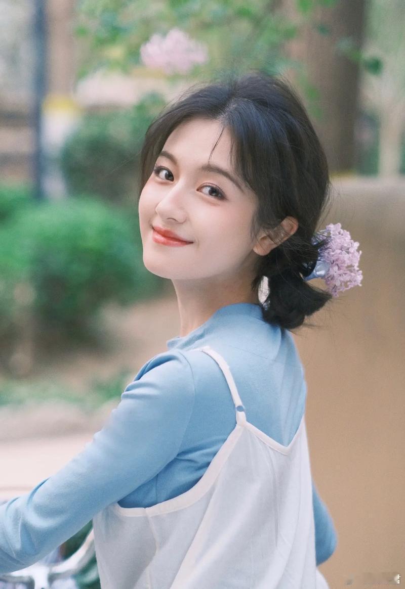 李兰迪彻底放开了！风格大变酷飒拉满，露背造型气场全开，后背曲线又A又辣，姐系魅力