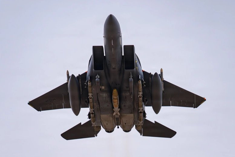 周末，美国空军的F-35、F-16、EA-18G和F-15E从约旦起飞，继续对伊