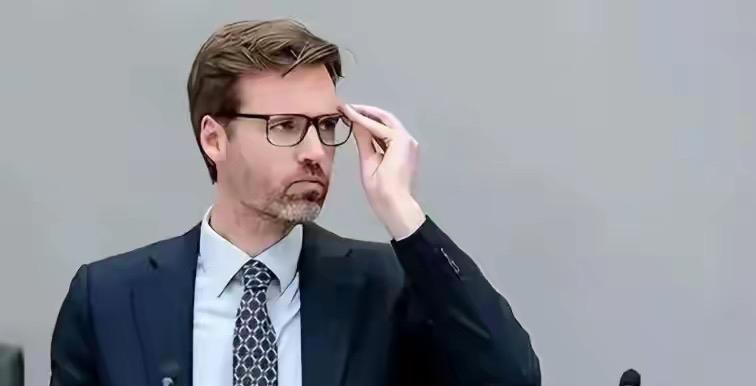 荷兰那个外贸部长刚走。新闻说“双方坦诚交换意见”，懂的都懂，就是没谈拢。我就