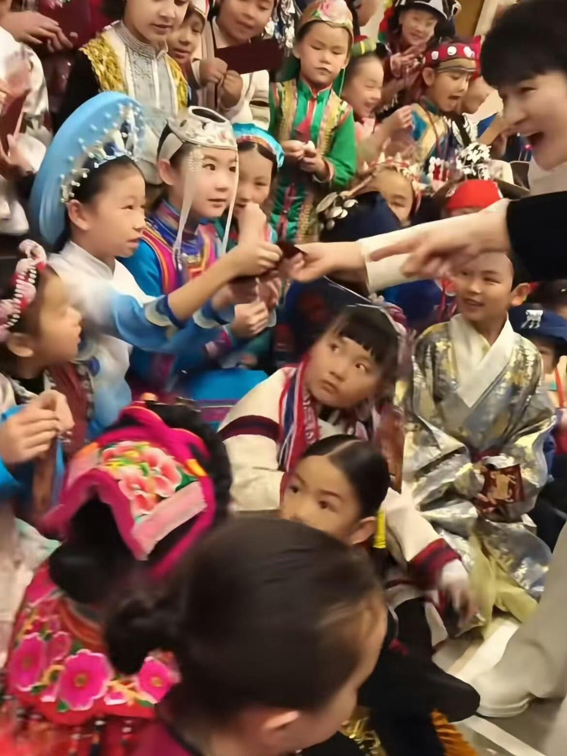 周深赔钱上春晚🤣春晚劳务是3000左右，但是春晚后台，周深给56个民族小朋友