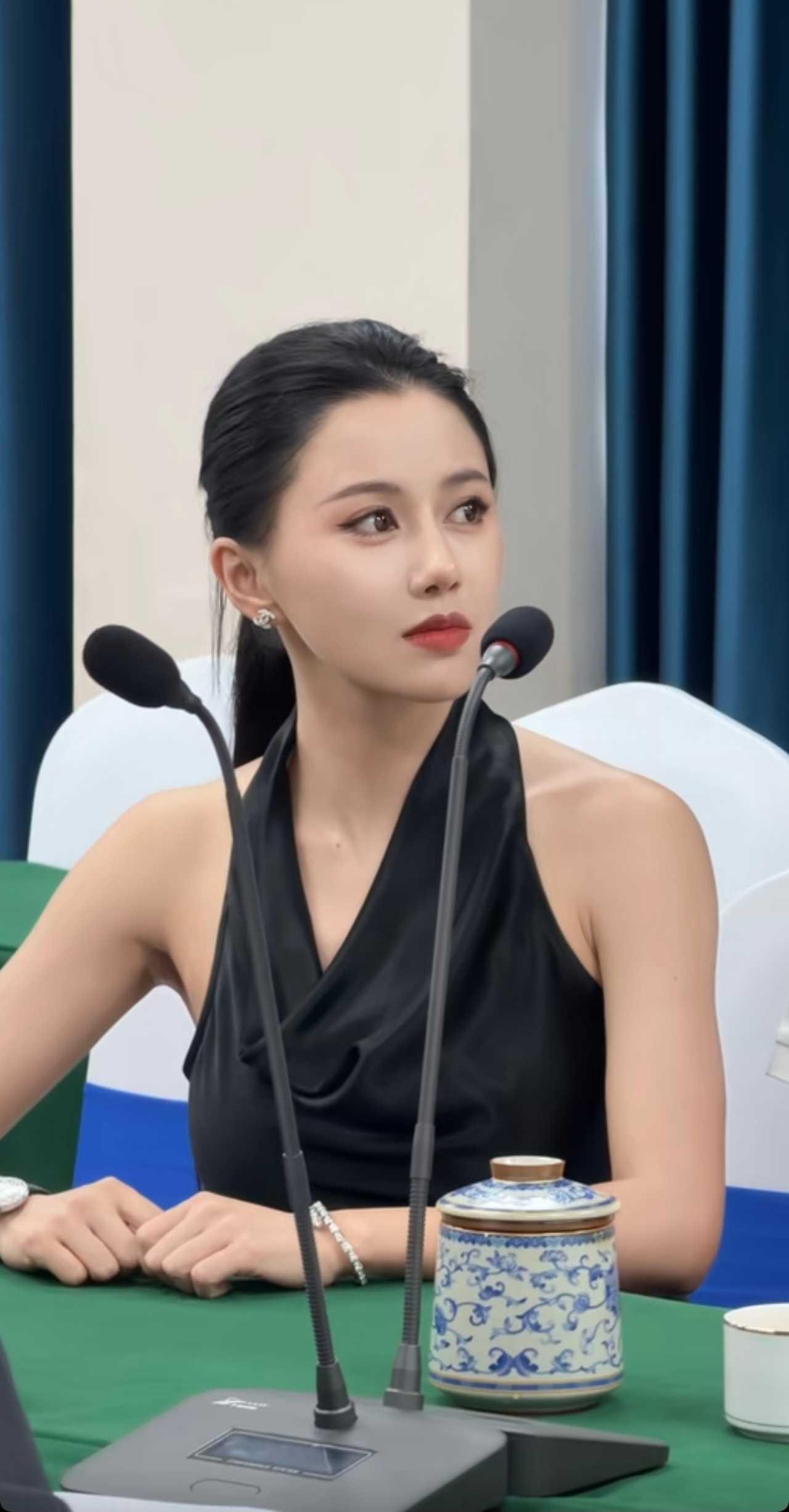 这才是真正的高级美女，有一种高冷的美感，很好奇，是什么类型的男人才配得上这副容颜