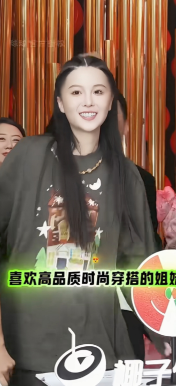 球球把刘老根大舞台搬到网上，让观众免费观看表演。这对于喜欢东北二人转的老铁们