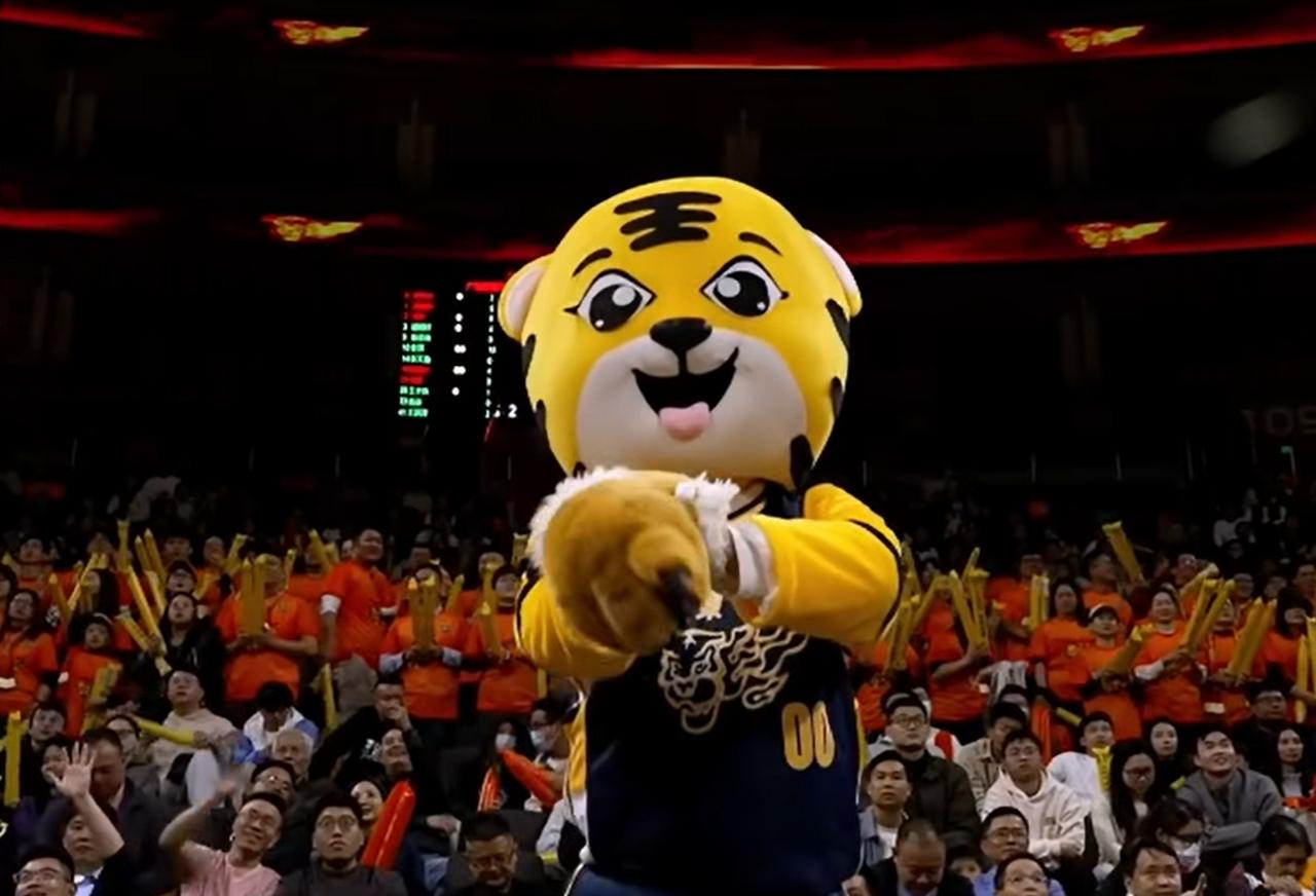 朱芳雨一脸凝重，感到非常失望！昨晚，广东队以97-94击败了广州队，从而收获了