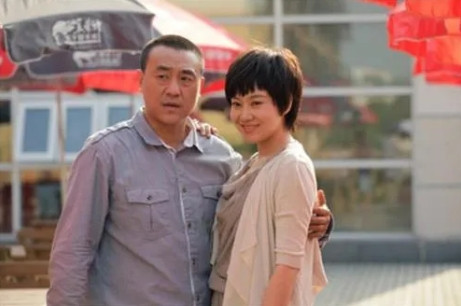 那年，30岁的大龄剩男何冰，突然接到女同学李海洋的电话：“何冰，你出来一趟，咱俩