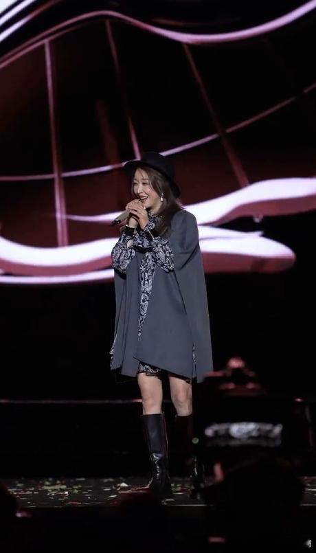 看着孙悦在舞台上自如地展现她的魅力，才发现原来真正的明星气质，是经过岁月洗礼之后