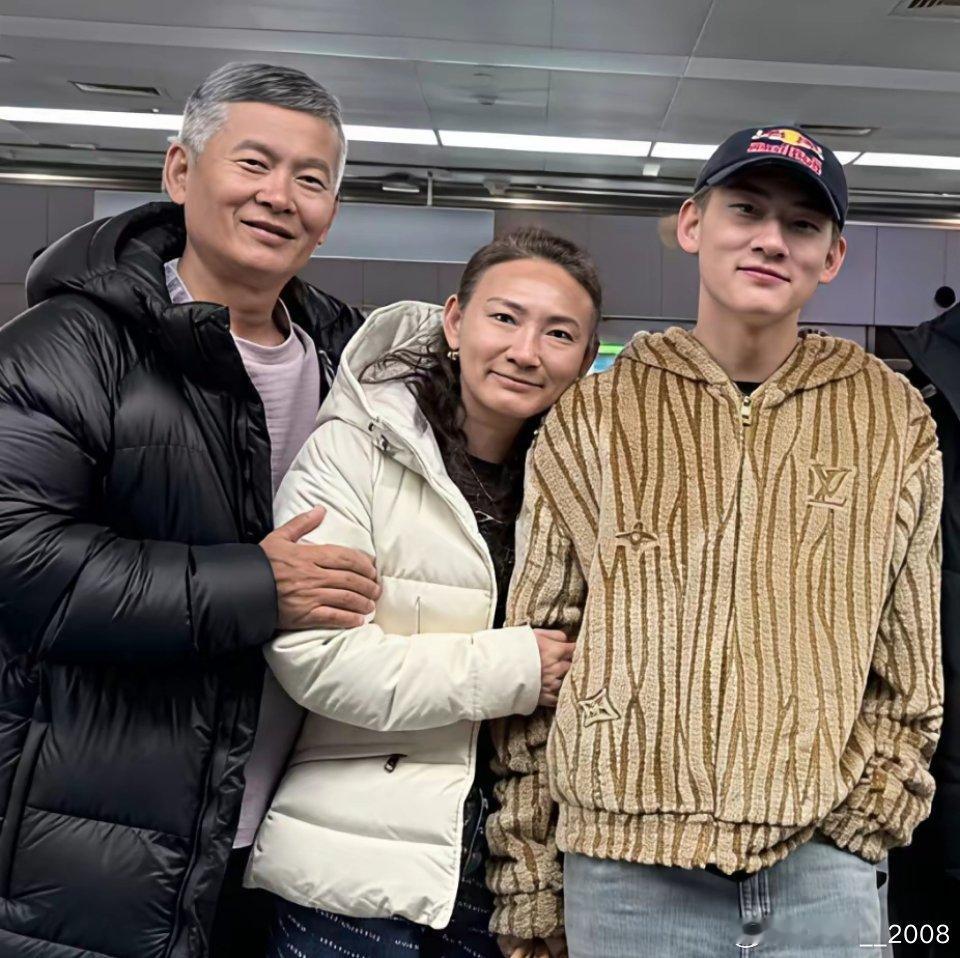 苏翊鸣一家三口都太像了感觉遗传了父母的优点。