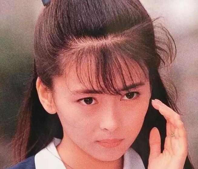 中山美穗巨额遗产居然被21岁的亲生儿子拒绝继承，这事真的百思不得其解。中山美穗