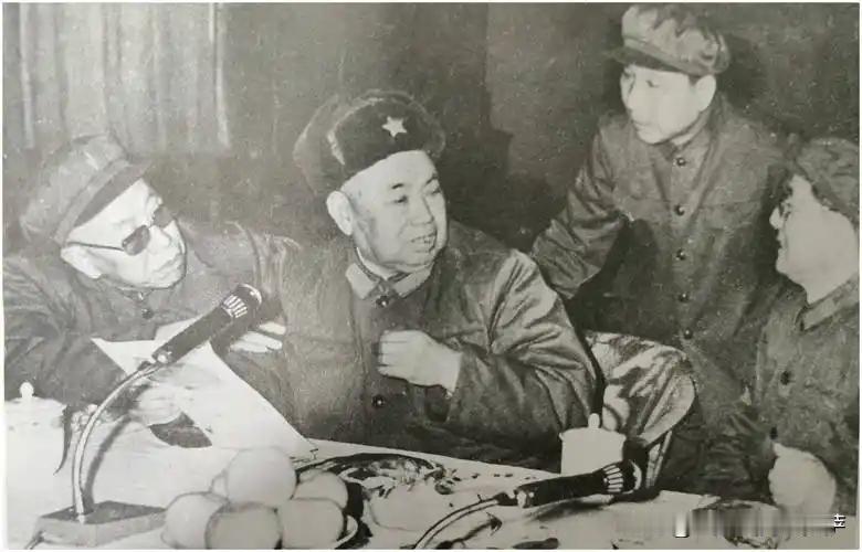 1970年3月，南京军区司令前往某军工厂视察，听闻有位工人同志是武术高手。司令自