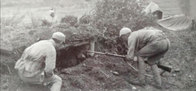 1944年8月，连长陈启明无意中发现，一名日军俘虏的脖子上挂着一块铜牌，上面刻着
