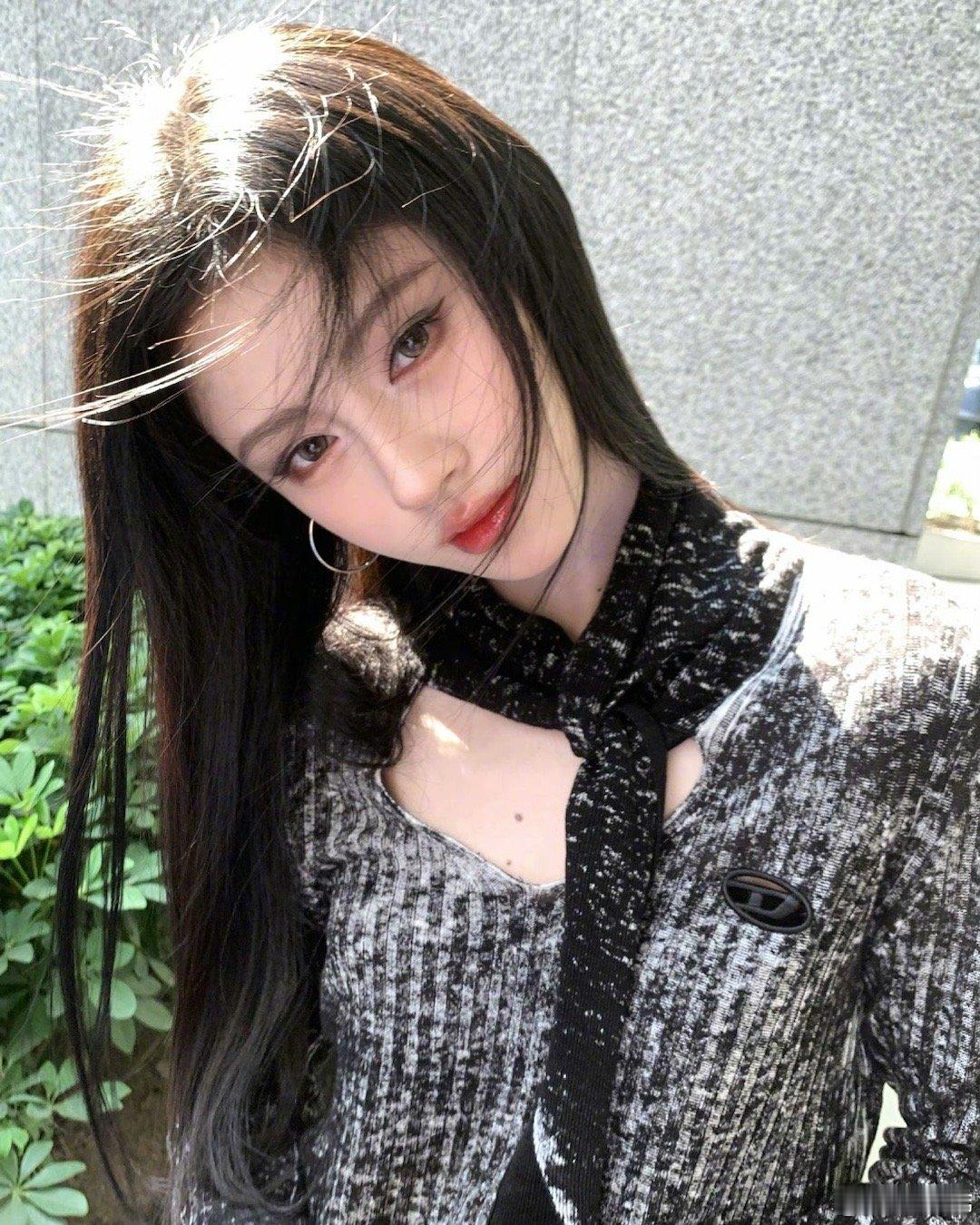 鞠婧祎微博更新营业又是被美貌暴击的一天戴围巾这件是曼谷被偶遇那天拍的吧！