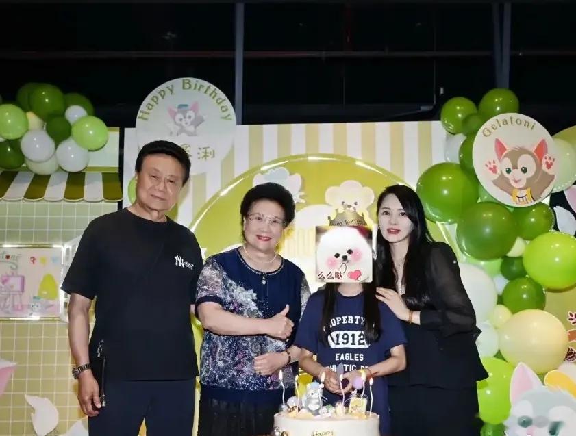 伊能静为女儿庆祝10岁生日，大名首次公开，叫秦幂浰！很特别的名字，这肯定不会有重