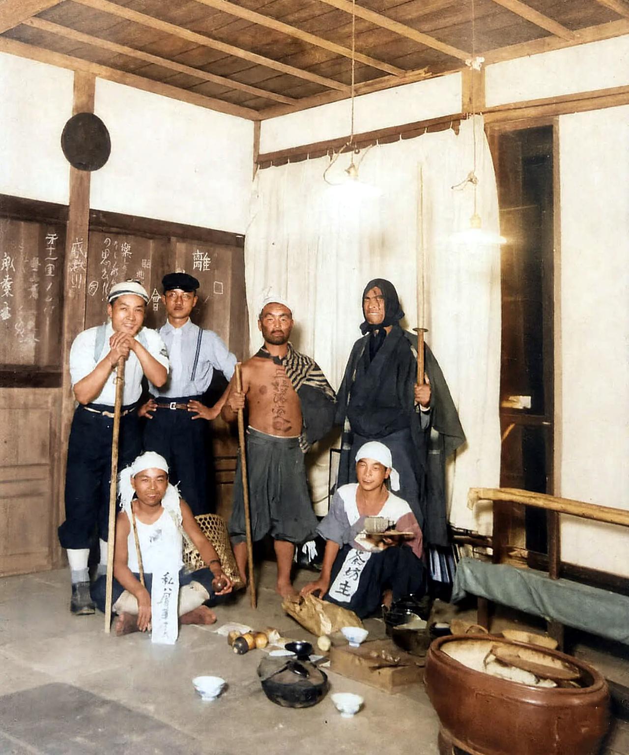 1939年，华北沦陷区的日本营房内，几个刚刚结束“离散会”节目表演的日本士兵在舞