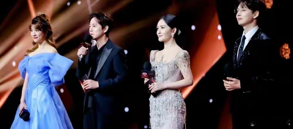 微博世界大会，这场主持阵容的搭配，背后大有深意。何炅代表综艺常青树，谢娜象征欢乐