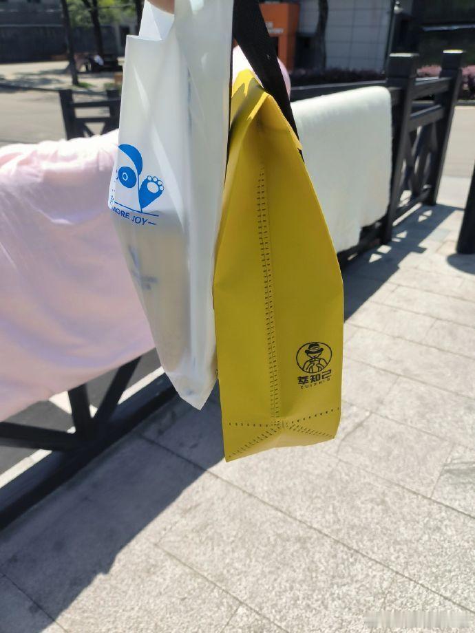 室友的男朋友叫我给室友拿一下奶茶