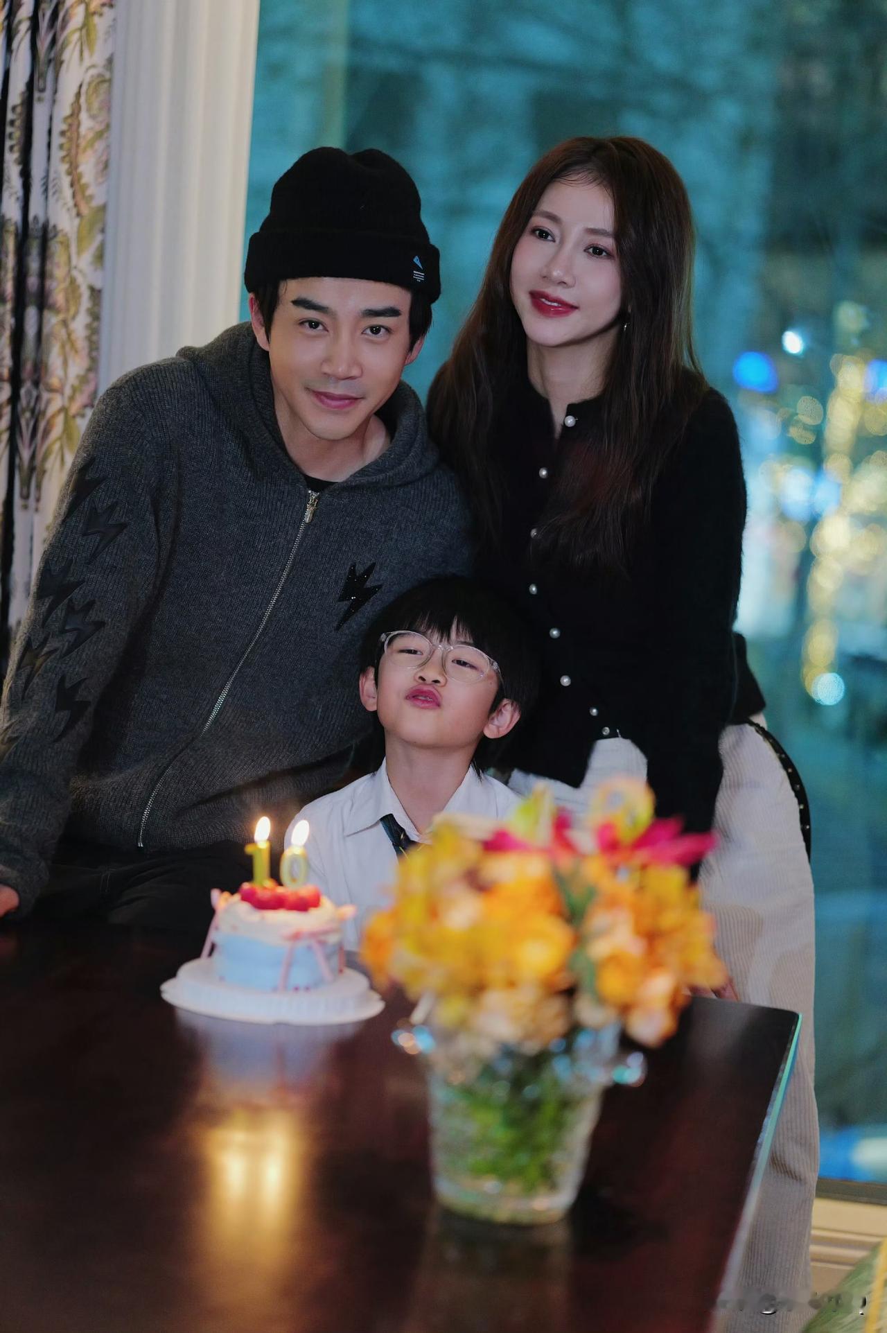 弦子李茂庆祝结婚十周年，两人亲吻，儿子在一旁看戏，看得挺起劲。一看他俩的儿子就是