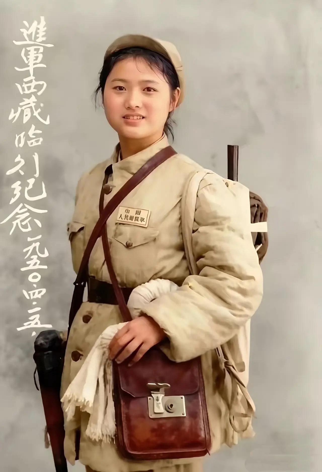 1950年4月，一位解放军女战士在随军进军西藏前，在照相馆的一张留影，镜头中的她