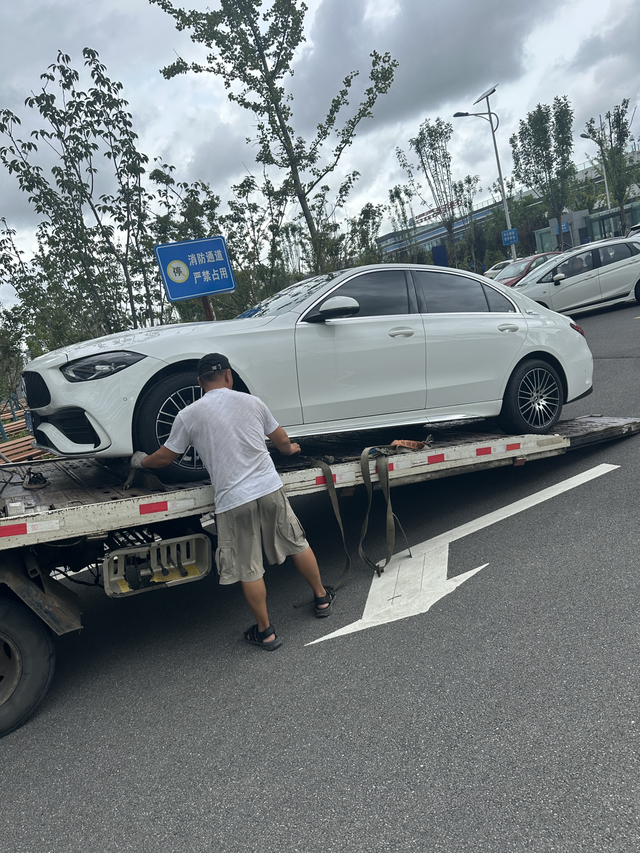 奔驰c260隐藏大毛病兄弟们，现在查出来c260大毛病，刚刚试出来的，只要发动