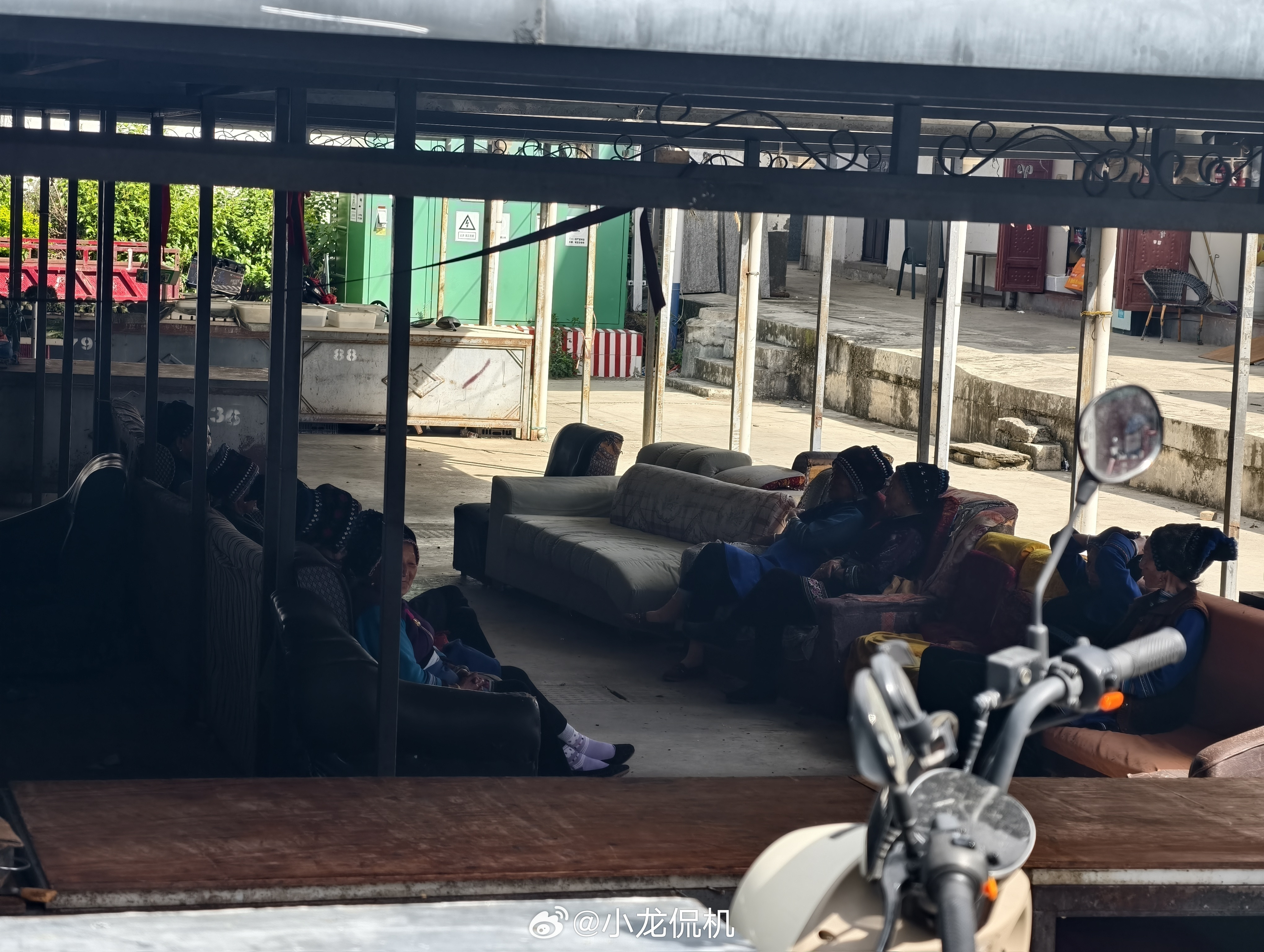 高铁上孩童吵闹大学生怒吼瞬间安静别说小孩子了，有的家长连自己都管不了！之前有次