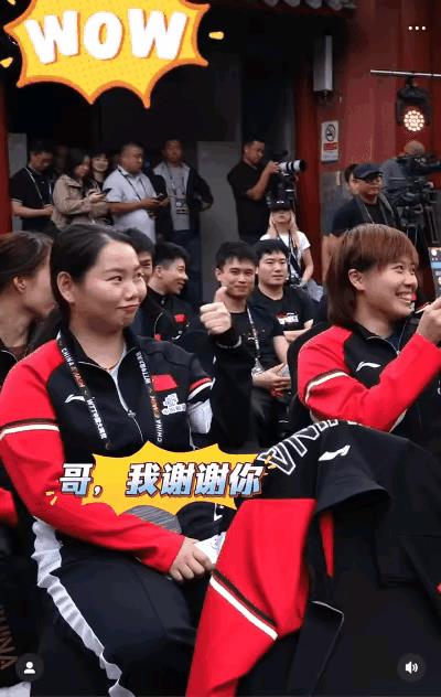 王楚钦也没想到，居然“伤”到了莎莎的闺蜜！北满抽签仪式上一个细节，楚钦亮出