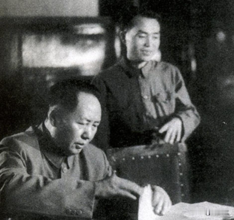 1991年，胡乔木来到纪念堂，瞻仰毛主席遗容，随后对工作人员嘱托，：“永远不要让