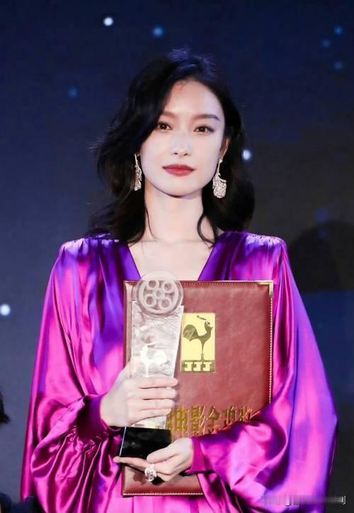 倪妮首秀主持金鸡奖，惊艳全场11月15日晚，第38届中国电影金鸡奖颁奖典礼上