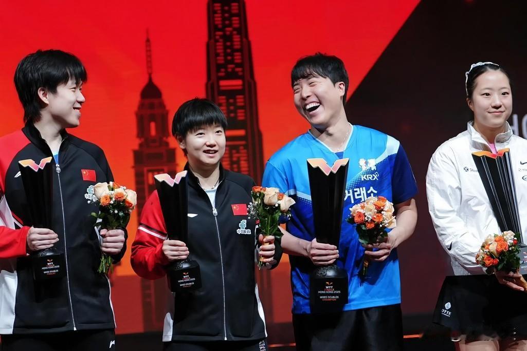 孙颖莎决定伤退，当时应该有两种选择。一是坚持打完，拼单冠军。另一种就是放弃单打，