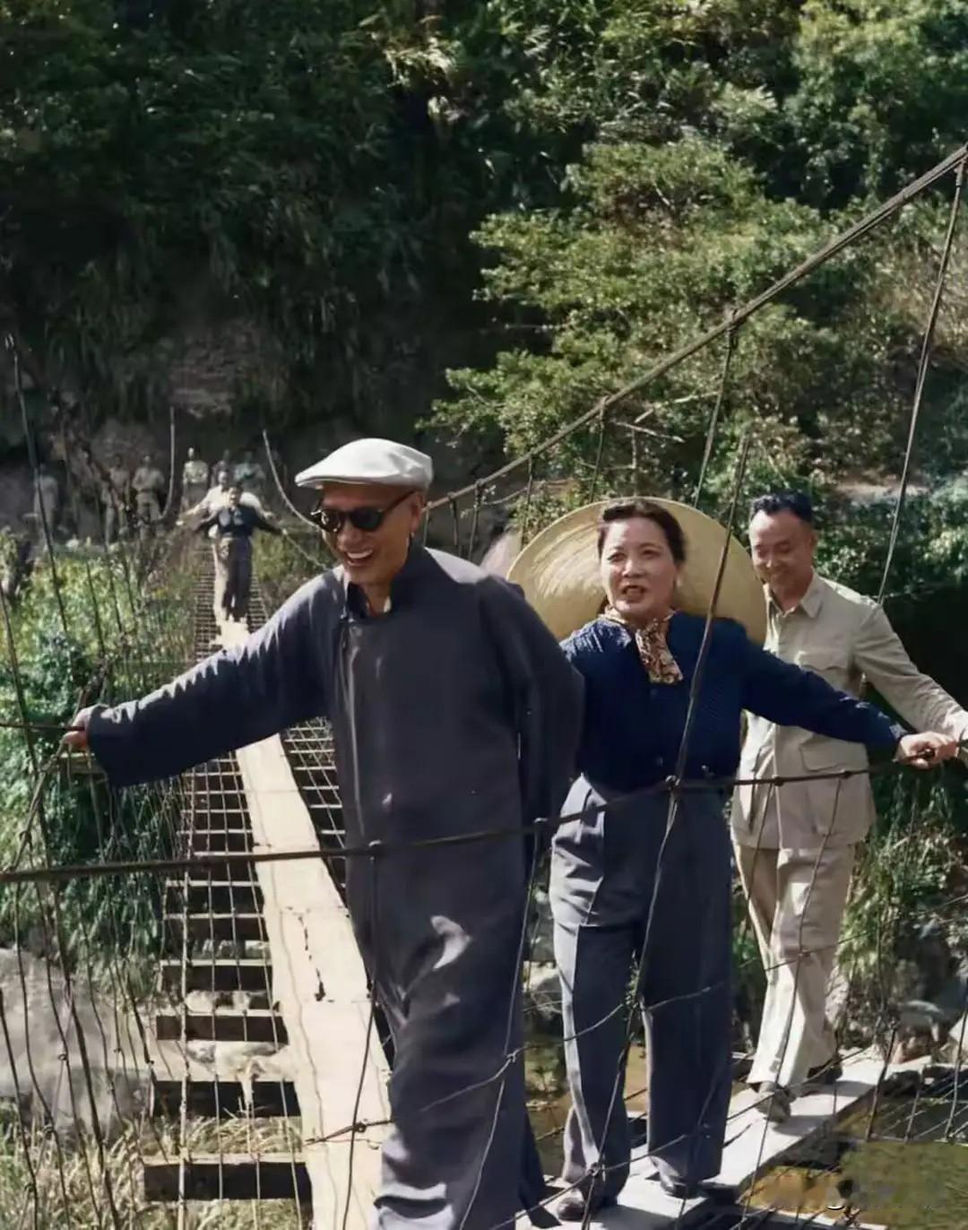 1960年代，蒋介石夫妇在乌来山区的留影，此时二人正在吊桥上行走​​​。老照片