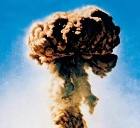 1964年，中国第一颗原子弹爆炸后，毛主席却下令要第一个通知日本。伟人有何考量？