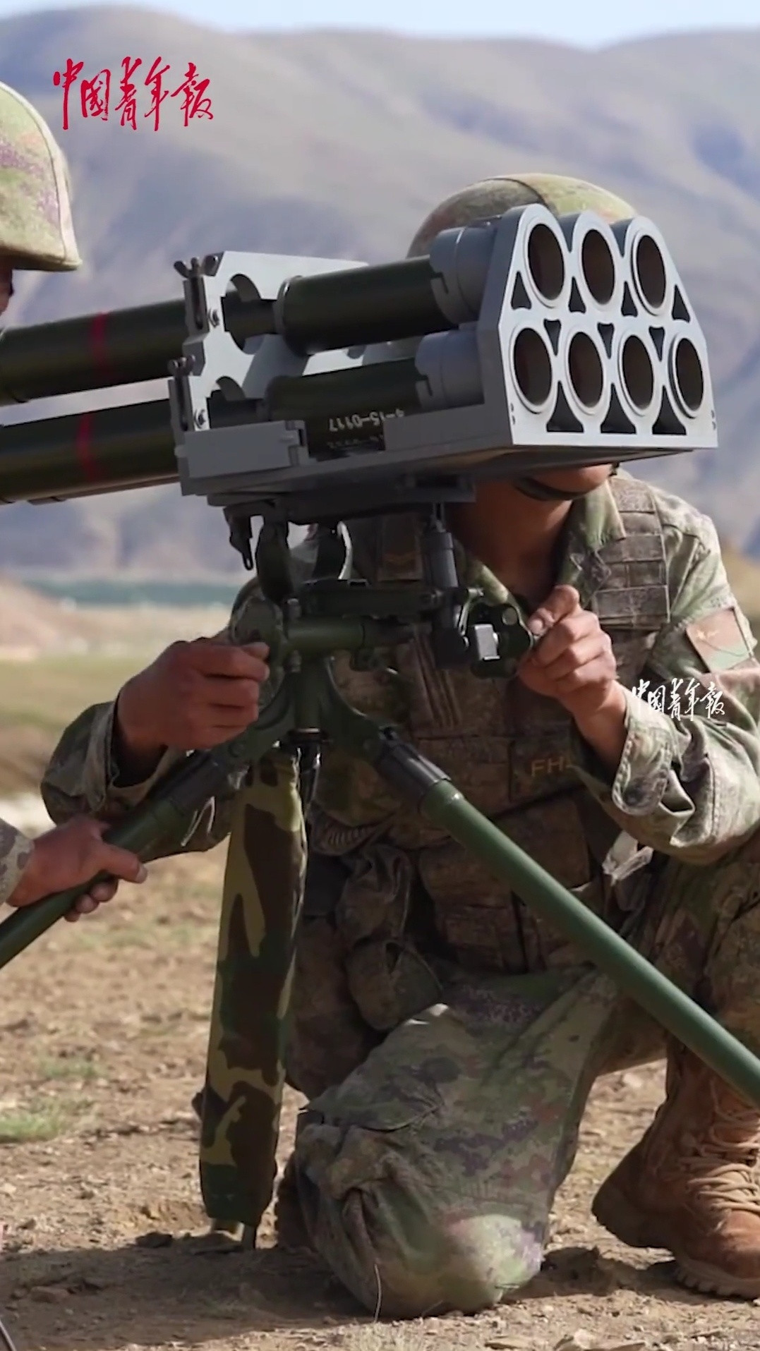 每天认识一件兵器防化分队的FHJ-02式62毫米火箭集束发射器​​​