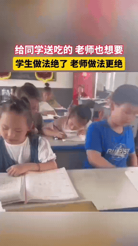 男生送给同桌女生桃子，女子微笑着拒绝，给男生推了回去，男生又送了过来，两人一来二
