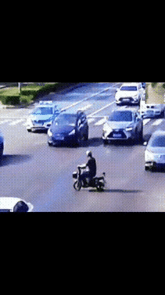 这是我看到的最离谱的闯红灯的。最后也为这种不负责任的行为...​网友评论：​