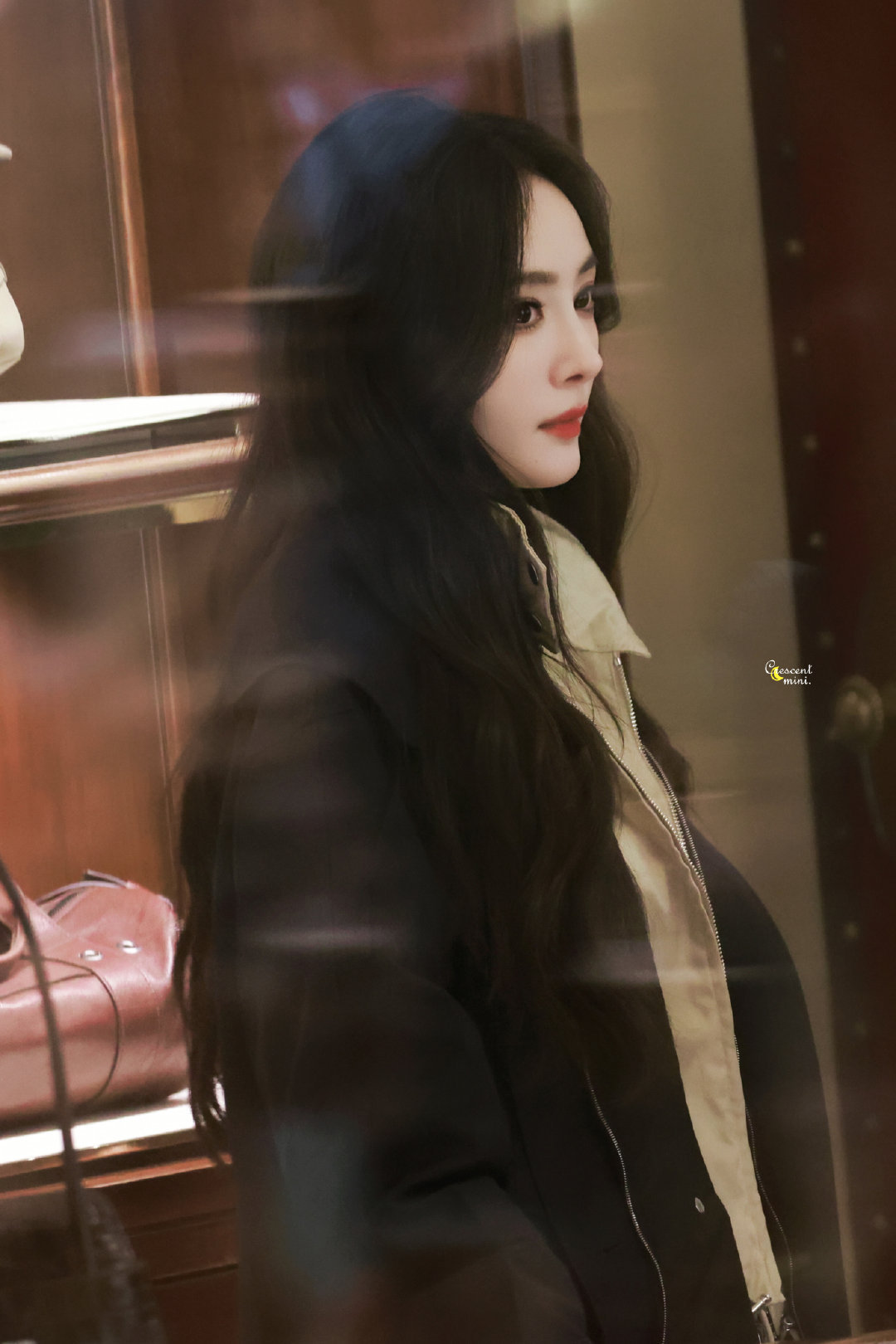 杨幂米兰allblack看秀杨幂米兰每一套造型都太美了，完美时尚美女来的！！