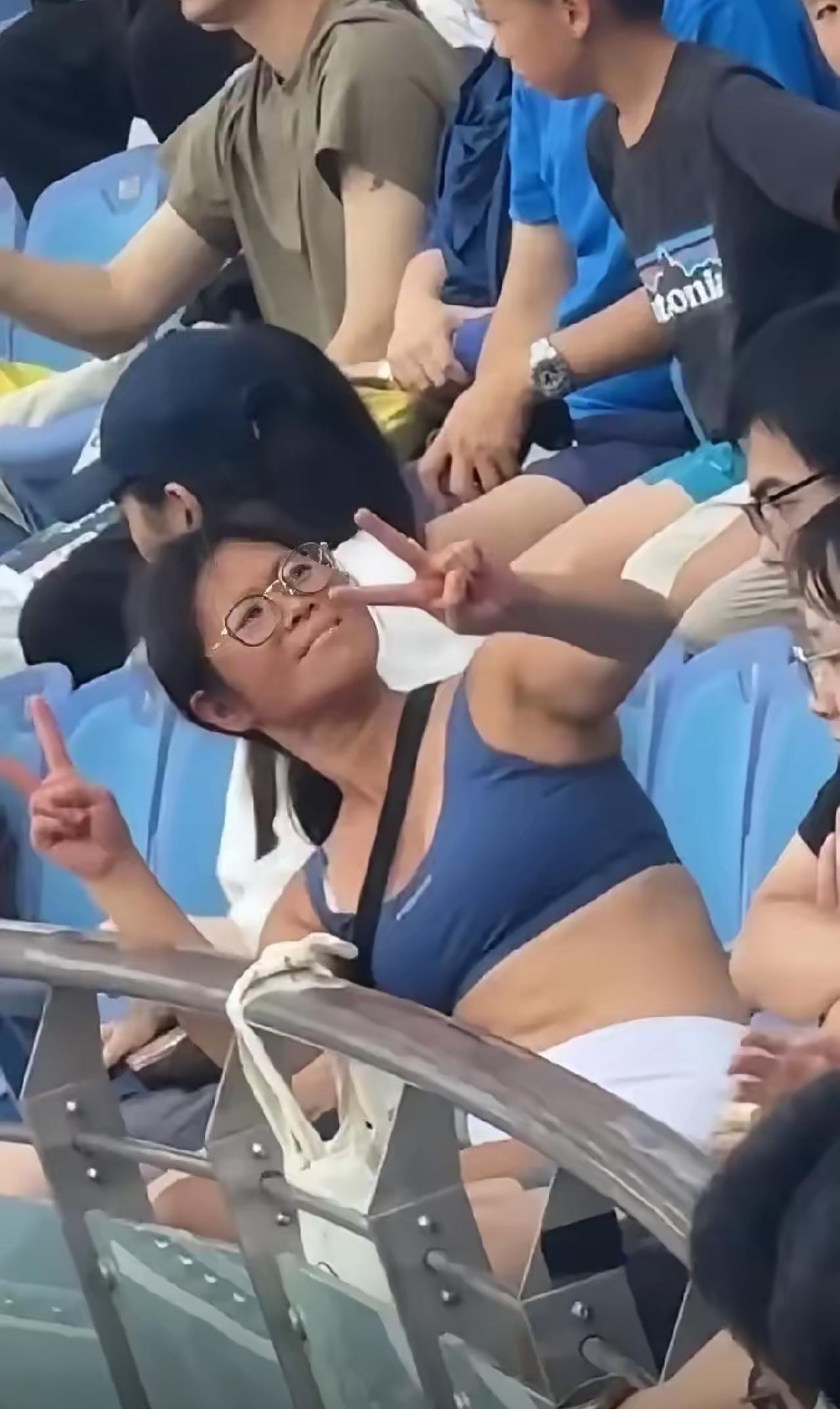 这张在上海网球大师赛上挥舞护照的嘴脸，真是把“特权幻想”演得淋漓尽致！46岁的谢
