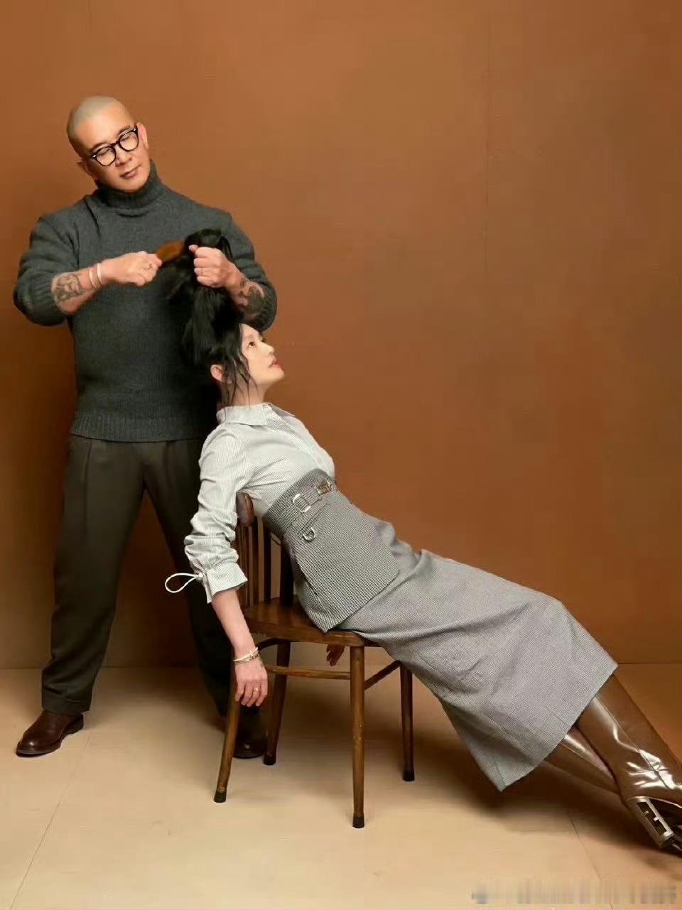 原来，具俊晔过去一年守墓，长期都有韩国综艺节目《名人生老病死的秘密》在跟拍。（这