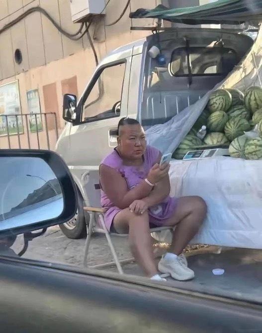大姐在这坐一天了没想明白为啥没人买她的瓜