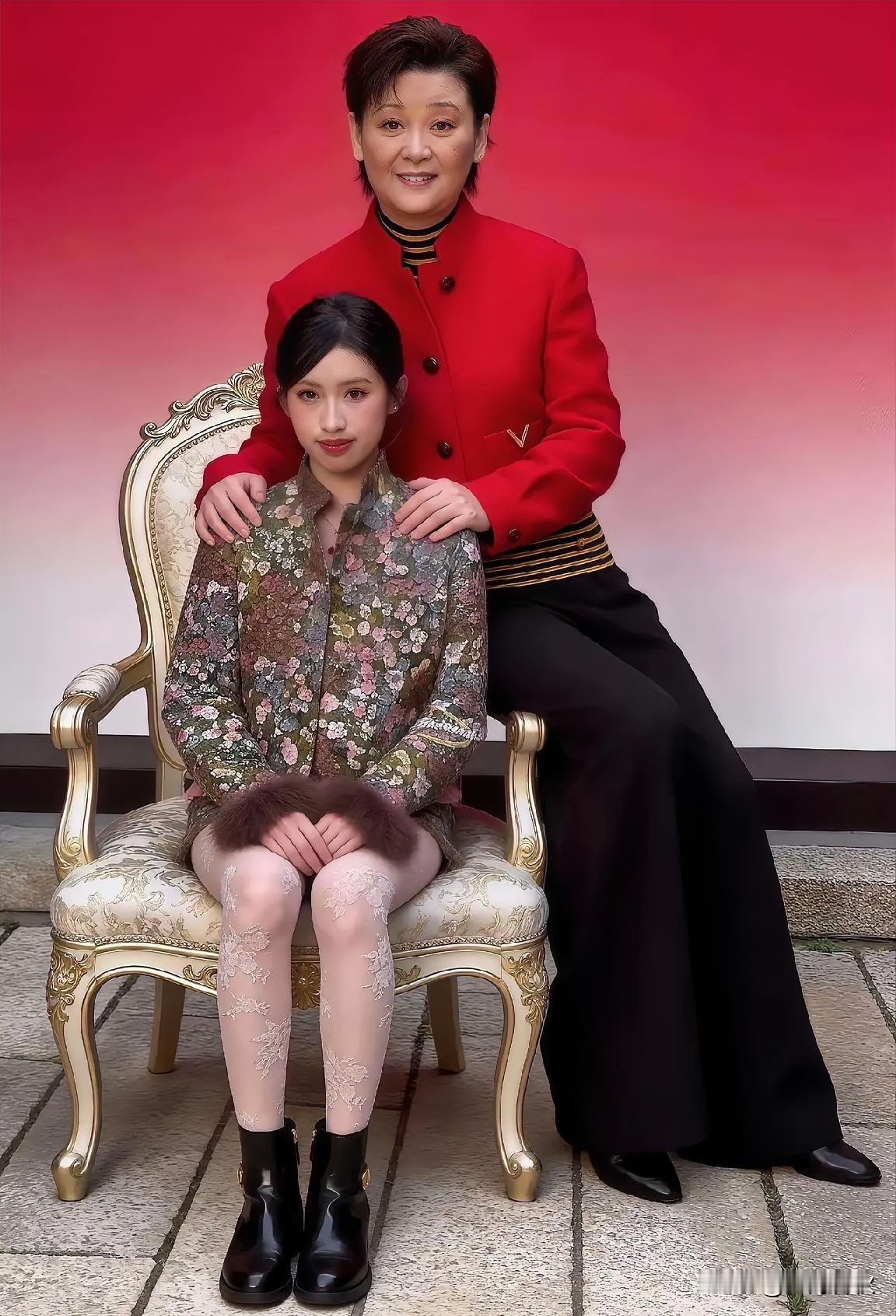 一张照片引热议就是徐帆和养女的合照在世俗的眼光中，应该是反过来的妈妈应该端