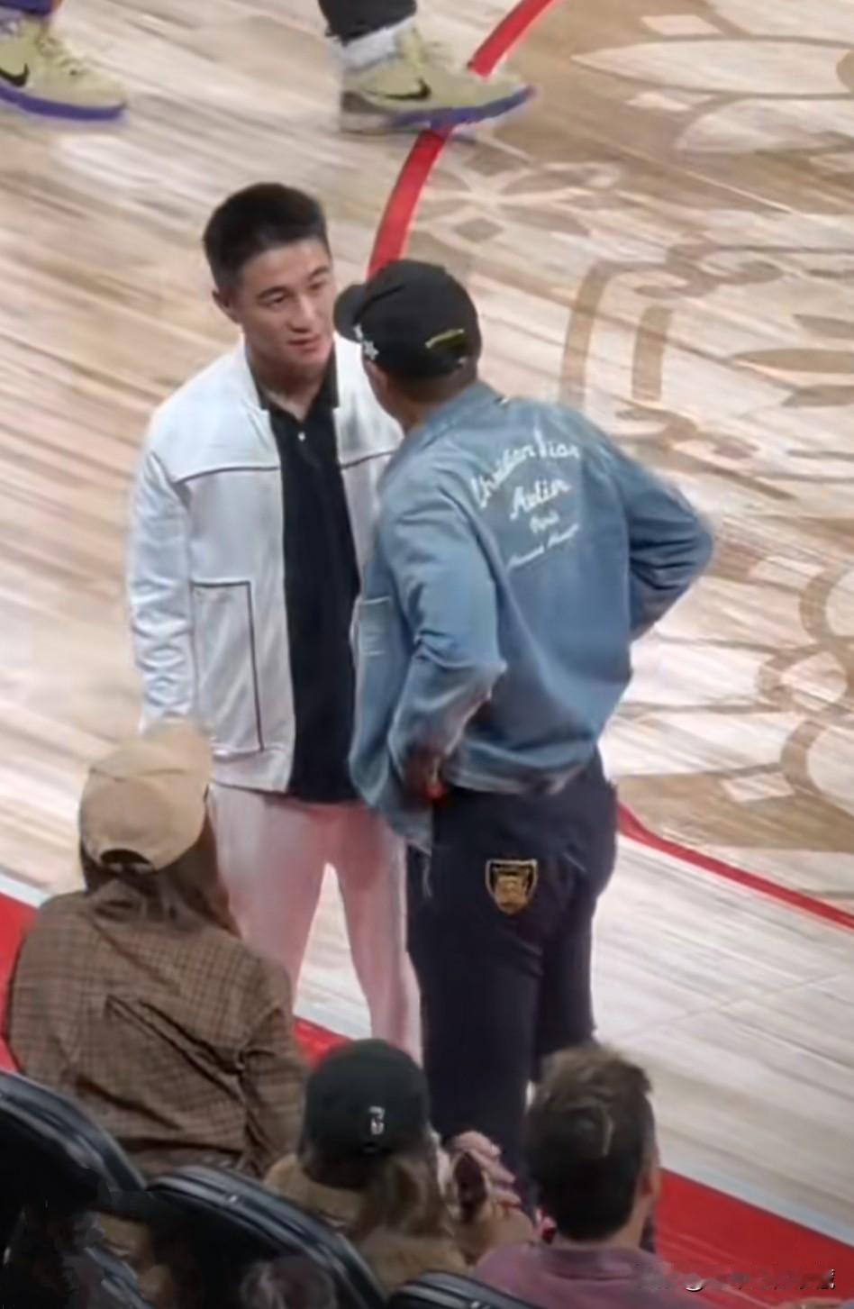 现身澳门看篮球赛的影帝型男任达华提裤子上热搜，近日，在澳门观看篮球赛的任达华在休