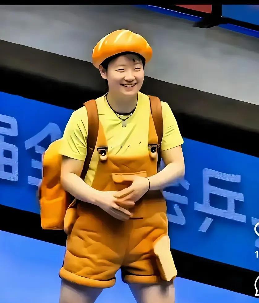 莎宝这身妆造绝了！简直是萌宝一枚，可爱到没边了！原本头戴橙色贝雷帽已经够吸睛